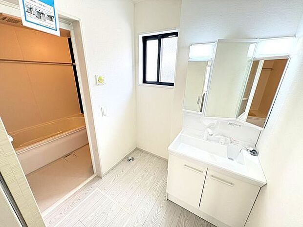 シャワー付き洗面化粧台♪朝の身支度も楽々♪