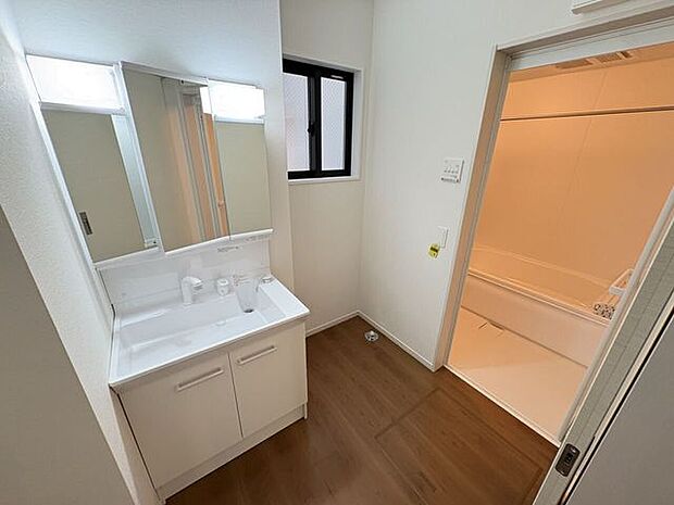 シャワー付き洗面化粧台♪朝の身支度も楽々♪