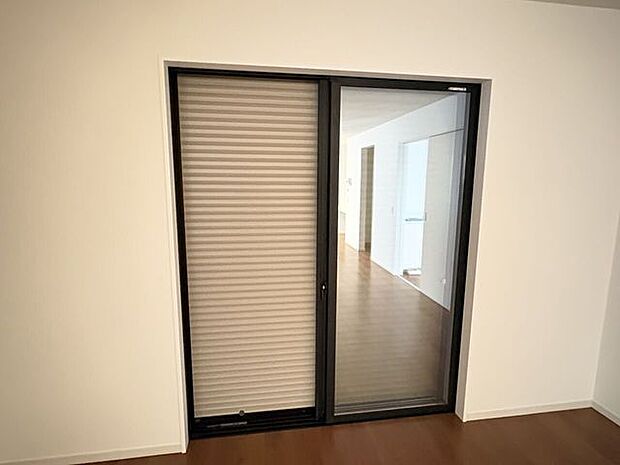 シャッター雨戸　長期の旅行や台風などの災害に役立ちます！