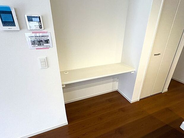 リビングには使い勝手の良いカウンター付き！