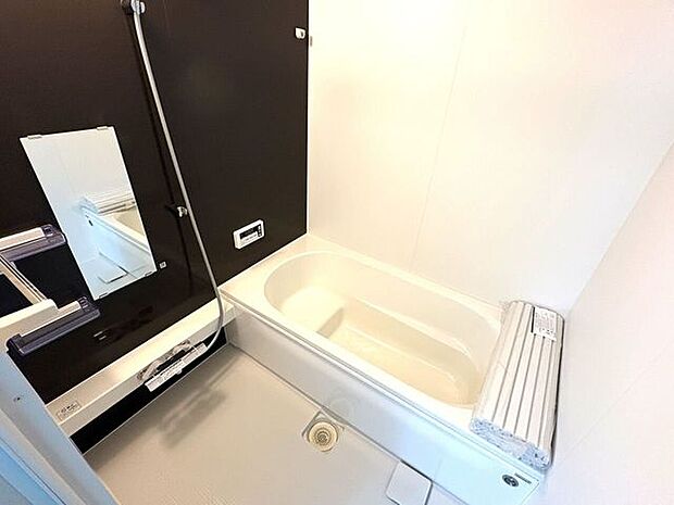 ゆったりくつろげるバスルーム♪小窓付きで換気もバッチリです♪