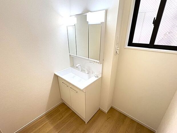 シャワー付き洗面化粧台♪朝の身支度も楽々♪