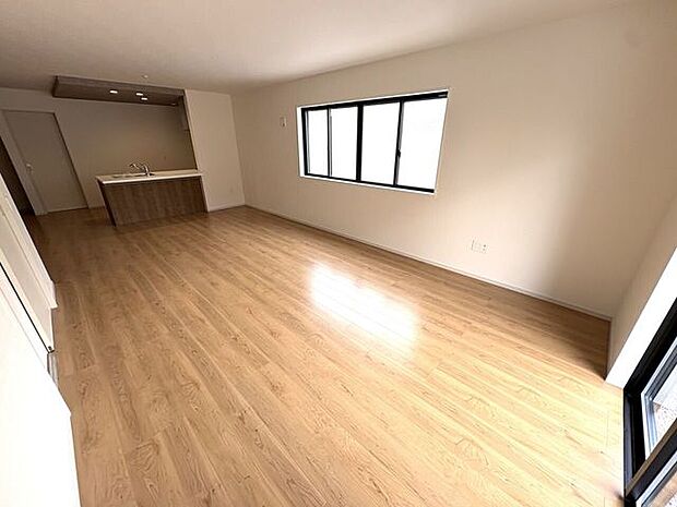 明るく開放的な広々リビング♪一家団欒の時間が増えそうです♪