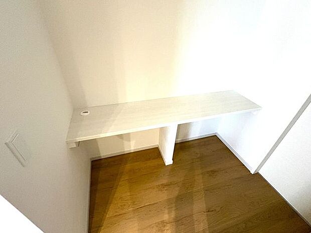 リビングには使い勝手の良いカウンター付き！