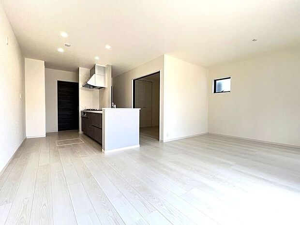 リビング 同仕様 明るく開放的なリビング広々♪一家団欒の時間が増えそうです♪