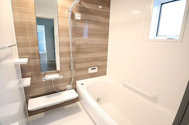 浴室 同仕様 ゆったりくつろげるバスルーム♪小窓付きで換気もバッチリです♪