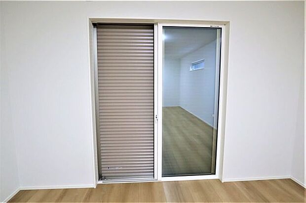 シャッター雨戸 同仕様スイッチ一つで楽々開閉できる電動シャッター!