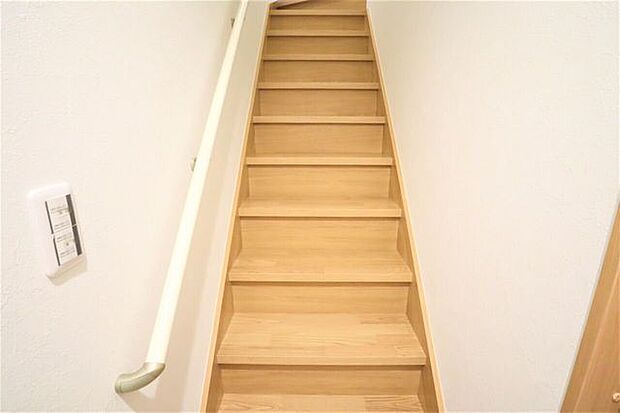 階段 同仕様 小さなお子様からご年配の方まで安心の手すり付き階段♪