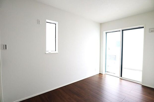 洋室 同仕様2面採光のお部屋は明るく風通しの良いお部屋です♪
