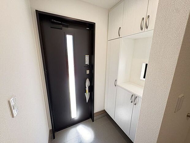 シューズボックス付きの玄関♪玄関がスッキリとお使いいただけます♪