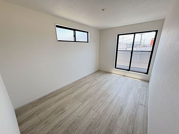 2面採光のお部屋は明るく風通しの良いお部屋です♪