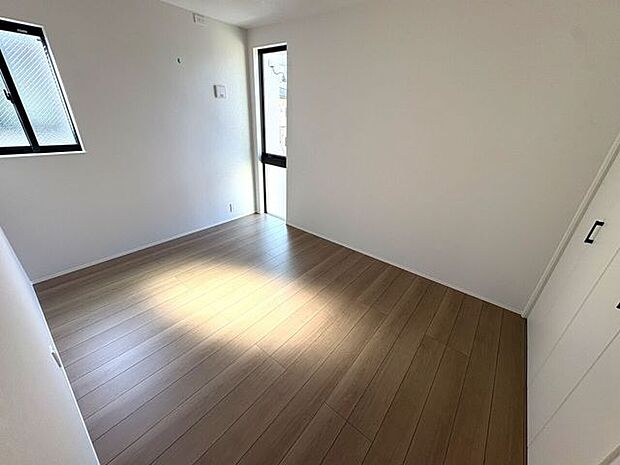 6帖洋室 2面採光のお部屋は明るく風通しの良いお部屋です!