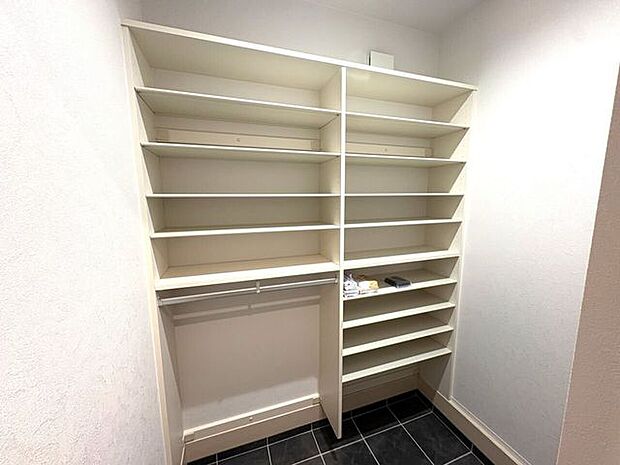 大容量のシューズインクローゼット付き玄関!