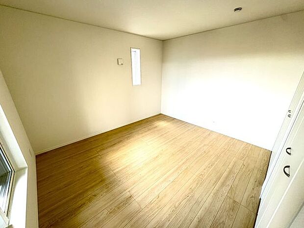 2面採光のお部屋は明るく風通しの良いお部屋です♪