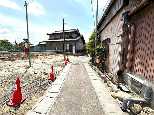 西側前面道路