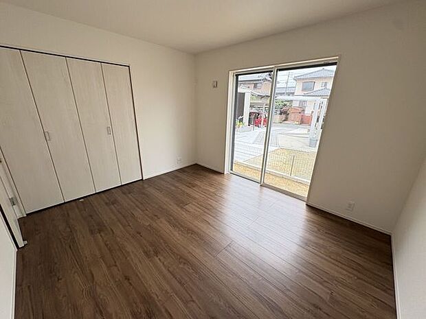 2面採光のお部屋は明るく風通しの良いお部屋です♪