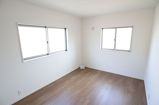 洋室 同仕様2面採光のお部屋は明るく風通しの良いお部屋です♪