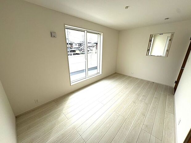 2面採光のお部屋は明るく風通しの良いお部屋です♪
