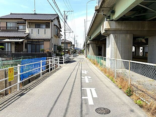 東側前面道路
