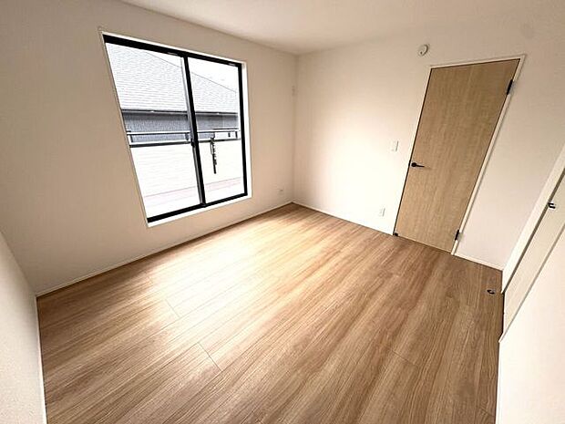 2面採光のお部屋は明るく風通しも良いです!