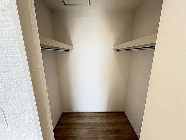 ウォークインクローゼット　同仕様　季節物の収納にも便利なウォークインクローゼット完備！