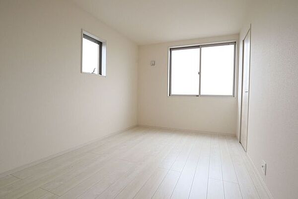 洋室　同仕様2面採光のお部屋は明るく風通しの良いお部屋です♪