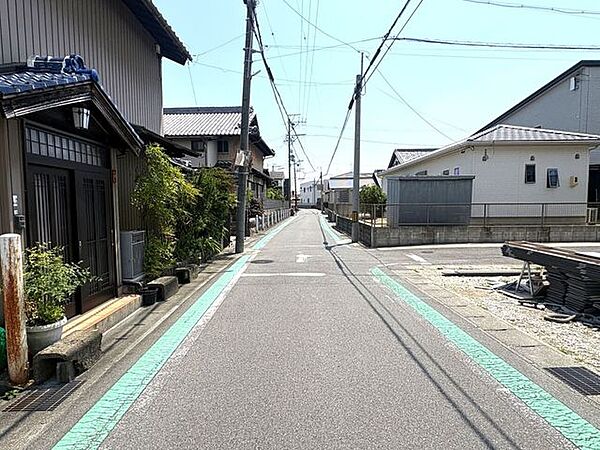 東側前面道路