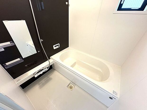 ゆったりくつろげるバスルーム♪小窓付きで換気もバッチリです♪