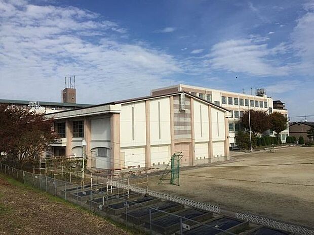 万場小学校 900m