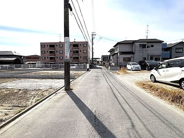 西側前面道路