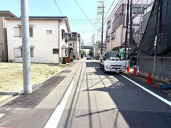 西側前面道路