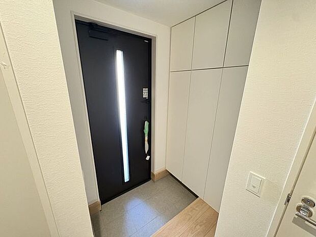 シューズボックス付きの玄関♪玄関がスッキリとお使いいただけます♪