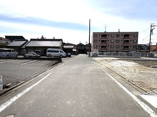 東側前面道路