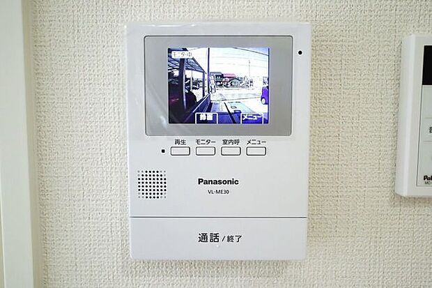 モニター付きインターホン 同仕様訪問者の顔が確認できるのでお子様の留守番も安心ですね♪