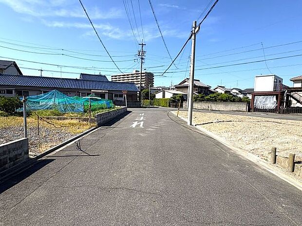 西側前面道路