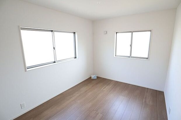 洋室 同仕様2面採光のお部屋は明るく風通しの良いお部屋です♪