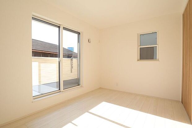 洋室　同仕様2面採光のお部屋は明るく風通しの良いお部屋です♪