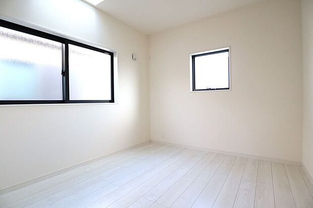 洋室 同仕様2面採光のお部屋は明るく風通しの良いお部屋です♪