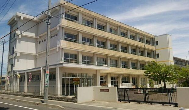 蛭間小学校 900m