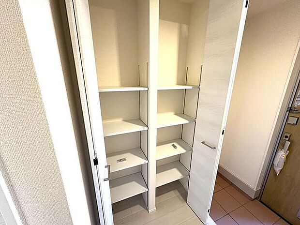 玄関　同仕様シューズボックス付きの玄関♪玄関がスッキリとお使いいただけます♪