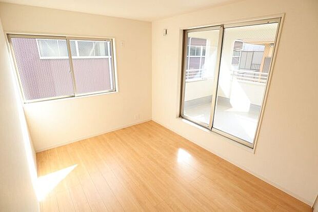洋室　同仕様2面採光のお部屋は明るく風通しの良いお部屋です♪