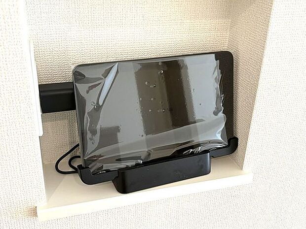 住宅専用 多機能タブレット　タブレット・スマホアプリから様々な機能が利用できます。インターホンや家電の操作だけでなく、安心をサポートする機能も充実しています。