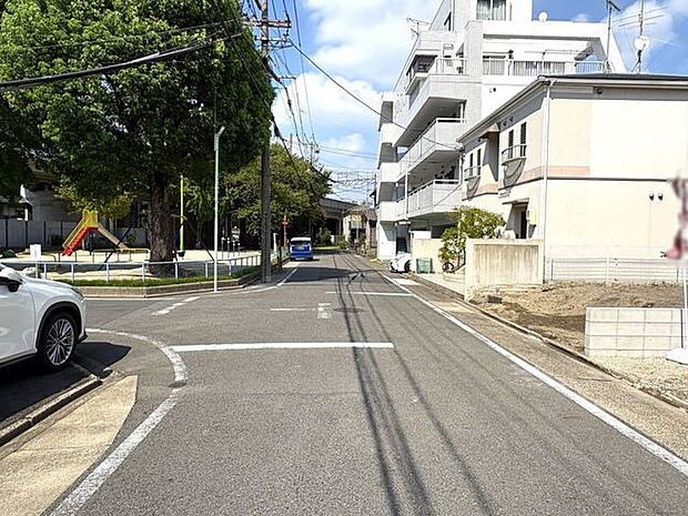西側前面道路