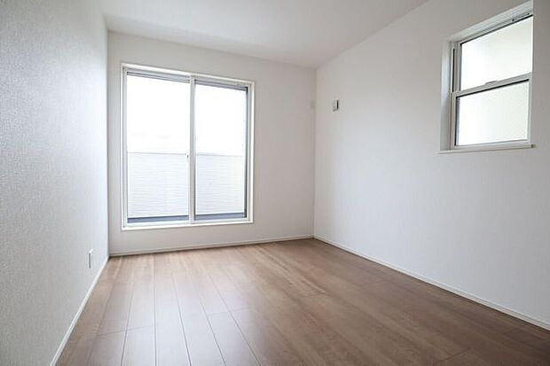 洋室 同仕様2面採光のお部屋は明るく風通しの良いお部屋です♪