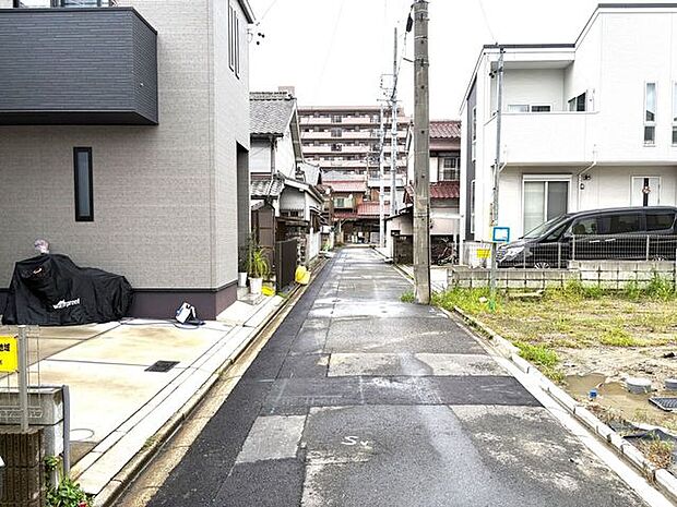 西側前面道路
