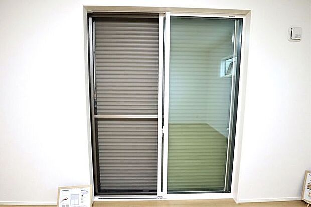 電動シャッター 同仕様 ボタンひとつでサッと開閉できる便利な電動シャッター搭載!