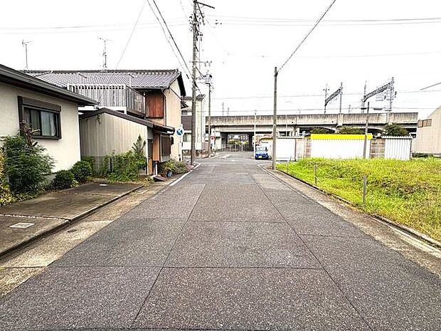 西側前面道路