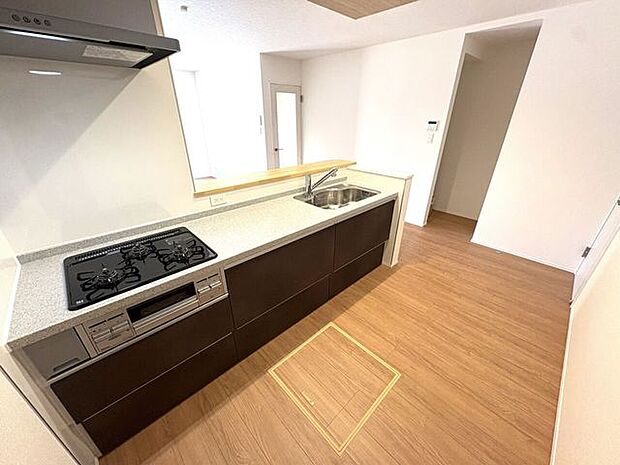 使い勝手の良いカウンターシステムキッチン♪家族の様子を見守りながら家事ができます♪