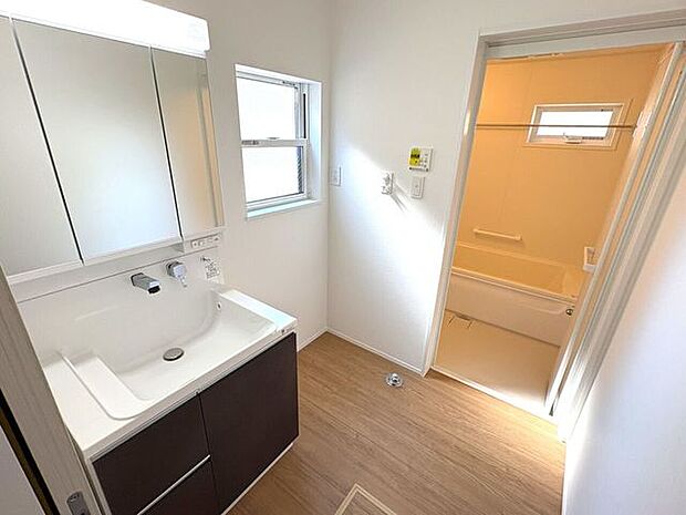 シャワー付き洗面化粧台♪朝の身支度も楽々♪