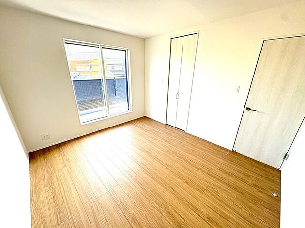 洋室7帖 2面採光のお部屋は明るく風通しの良いお部屋です♪